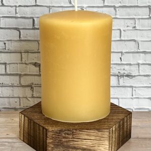 round beeswax pillar (2.5" x 3.2")