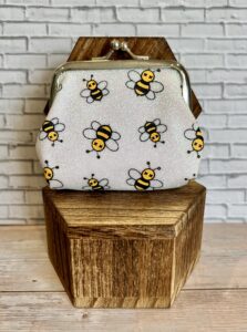 bee coin purse (white)